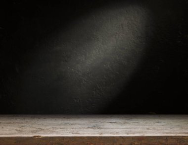 Karanlık oda arka planında bulanık beton duvar olan eski ahşap masa..