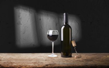 Cam kaplı şarap şişeleri, ahşap arka plan