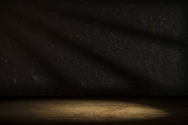 Karanlık oda arka planında bulanık beton duvar olan eski ahşap masa..