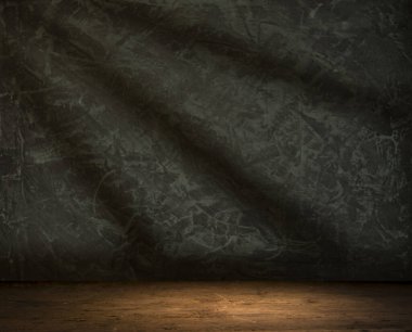 Karanlık oda arka planında bulanık beton duvar olan eski ahşap masa..