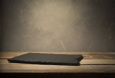 Doğal taş rafların ve taş duvar arkaplanının üstü boş. Ürün gösterisi için