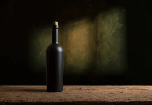 ワインボトルの棚の近くに立つバーテンダーや男性のキャビストは ワインのガラスを保持します — ストック写真