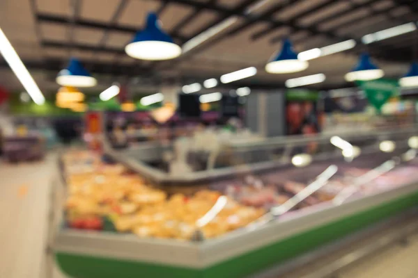 Mesa superior de madeira no fundo do supermercado desfocado — Fotografia de Stock