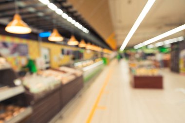 Bulanık süpermarket arka planındaki ahşap masa