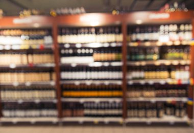 Bulanık süpermarket arka planındaki ahşap masa