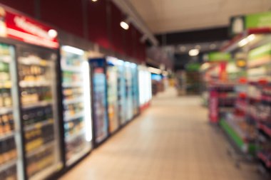 Bulanık süpermarket arka planındaki ahşap masa