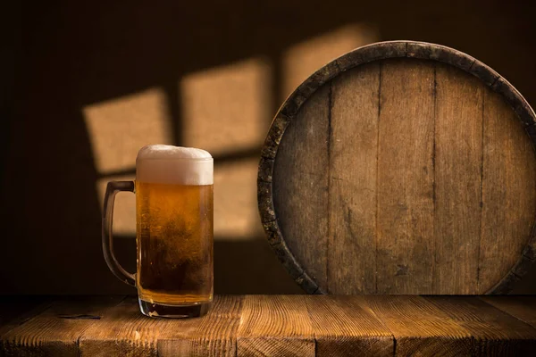 Barril Cerveja Com Copos Cerveja Uma Mesa Madeira Fundo Marrom — Fotografia de Stock