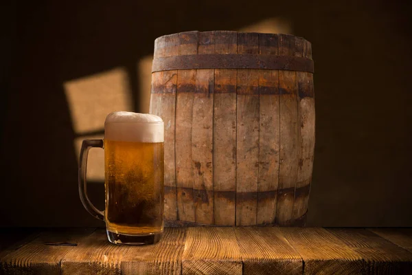 Bierfass Mit Biergläsern Auf Einem Holztisch Der Dunkelbraune Hintergrund — Stockfoto