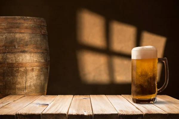 Barril Cerveja Com Copos Cerveja Uma Mesa Madeira Fundo Marrom — Fotografia de Stock