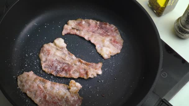 Carne de vaca bacon que frita em uma panela carne de vaca fina marmorizada — Vídeo de Stock
