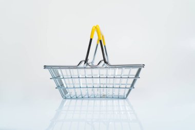 boş süpermarket sepeti beyaz arkaplanda döner