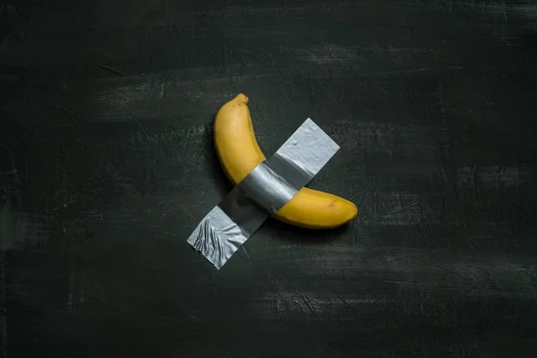 Umělecká instalace banán přilepený ke zdi — Stock fotografie