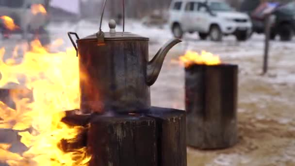 Authentic kettle basked on a Finnish candle bonfire — ストック動画