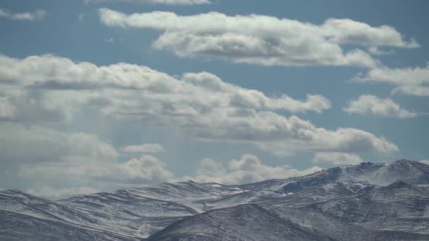 Picos nevados dos Pamirs contra um céu azul claro — Vídeo de Stock