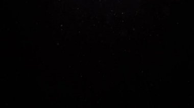 Kar ağır çekimde uçar. Düşen gerçekçi kar taneleri tepeden tırnağa, dijital kompozisyon için mükemmel. 