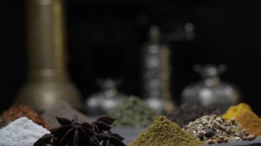 Dik bir zemin üzerinde karanlık bir arkaplan üzerinde doğu baharatları