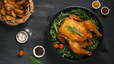 Kızarmış tavuk ya da hindi demir tavada servis edilir. Siyah arka plana yerleştirilir..