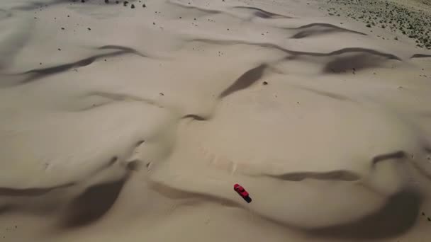 Widok z góry samochodów jadących przez pustynne piaski w Kazachstanie — Wideo stockowe