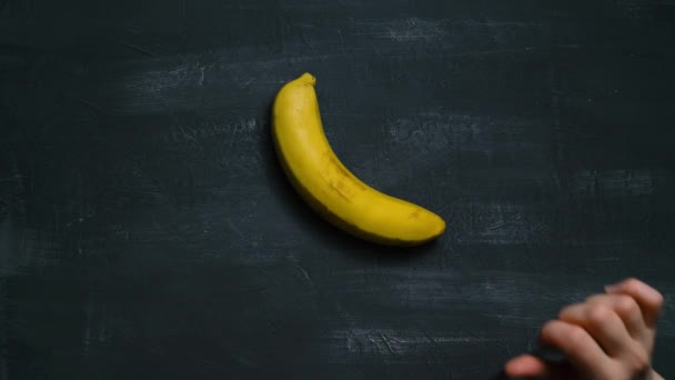 Banana de instalação de arte colada a uma parede — Vídeo de Stock