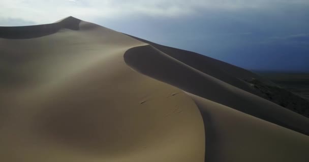 Zandduinen in de Gobi woestijn in Mongolië — Stockvideo