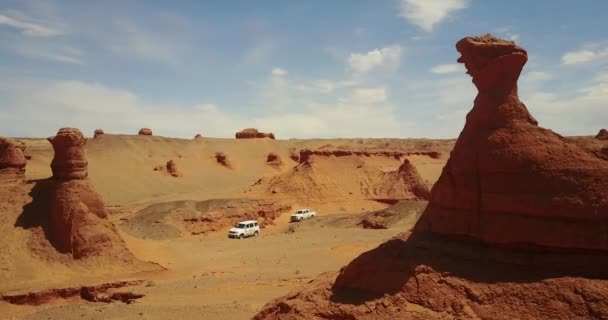 Voitures conduisant dans le désert d'en haut — Video