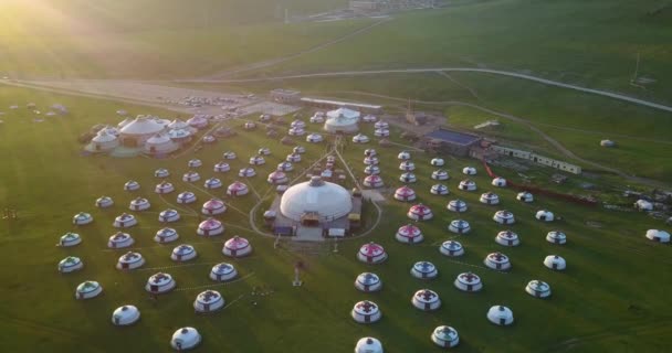 Acampar de yurts em um vale de montanha na Mongólia — Vídeo de Stock