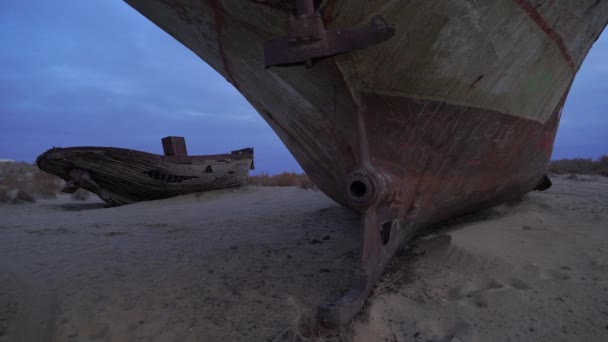 Покинутые корабли на дне высохшего моря Арал — стоковое видео