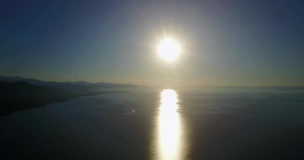 Puesta de sol en el lago Baikal sobre un fondo de montañas. — Vídeo de stock