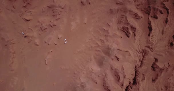 Carros dirigindo no deserto a partir de cima — Vídeo de Stock