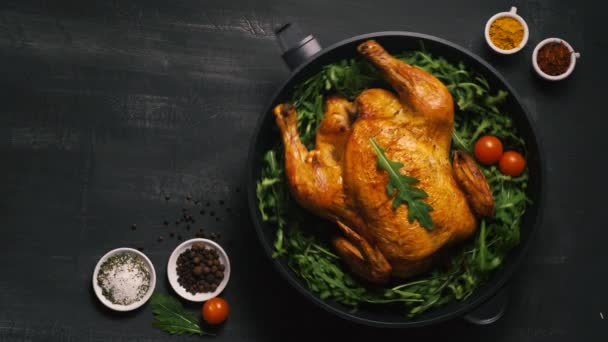 Pollo intero arrosto o tacchino servito in padella di ferro Posizionato su sfondo nero Vista dall'alto. — Video Stock