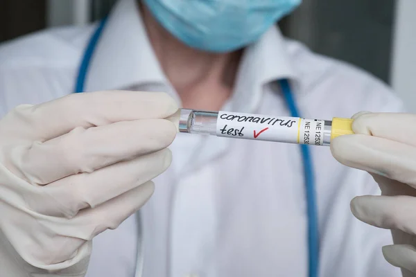 Prueba de coronavirus covid-19 probeta para la toma de muestras de sangre en las manos del médico — Foto de Stock