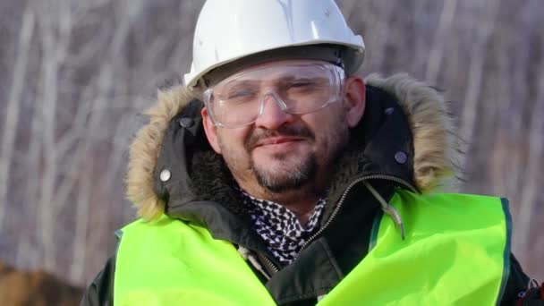 Engenheiro trabalhador masculino em um capacete branco close-up — Vídeo de Stock