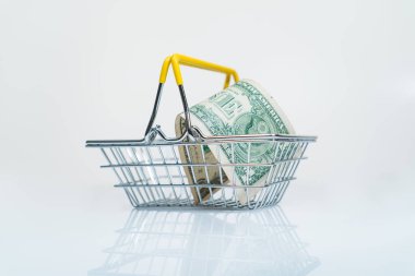 Bir süpermarket sepetinde mallar için ödeme kavramında para