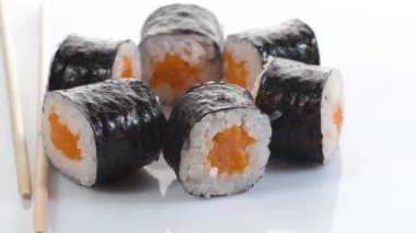Sushi beyaz arka planda hoso maki yuvarlıyor.