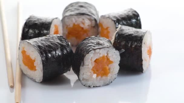 Sushi roll hoso maki fehér háttér közelkép — Stock videók