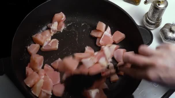 把炸鸡肉放在锅盖上看 — 图库视频影像