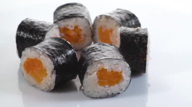 Sushi beyaz arka planda hoso maki yuvarlıyor.