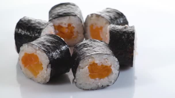 Sushi broodjes hoso maki op een witte achtergrond close-up — Stockvideo