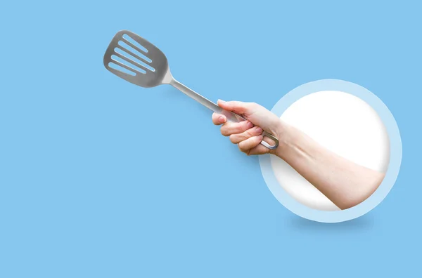 Egy konyha spatula elszigetelt kék háttérrel rendelkező nő — Stock Fotó