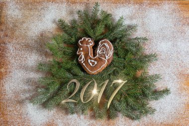 Bir horoz ile süslenen Noel ağacı 