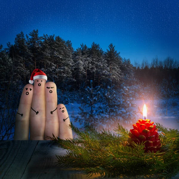 手指艺术的朋友庆祝 Christmas.A 一群人在童话森林的背景中歌唱. — 图库照片