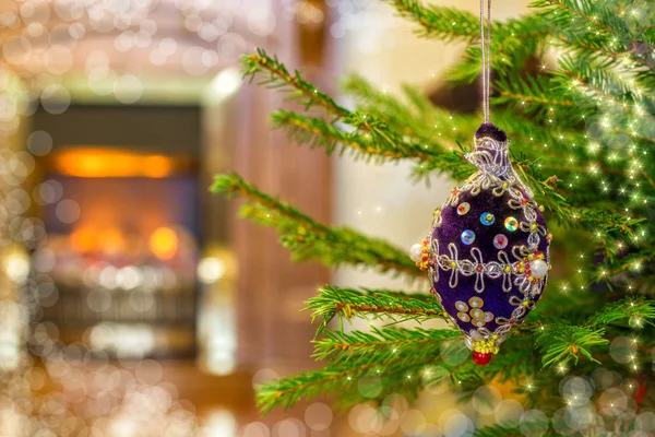 Sfondo di Natale con giocattoli Albero di Natale camino . — Foto Stock