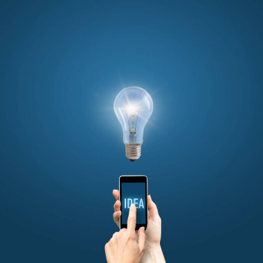 iş adamı fikri ışık lamba üstünde belgili tanımlık düğme Tıklanma