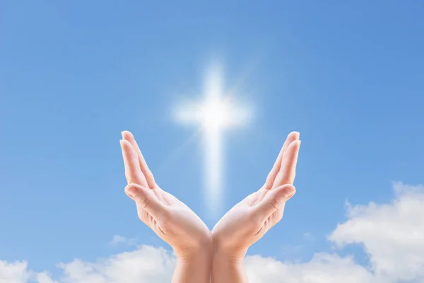 Bůh žehnej kříž na obloze. Kříž a ruce — Stock fotografie