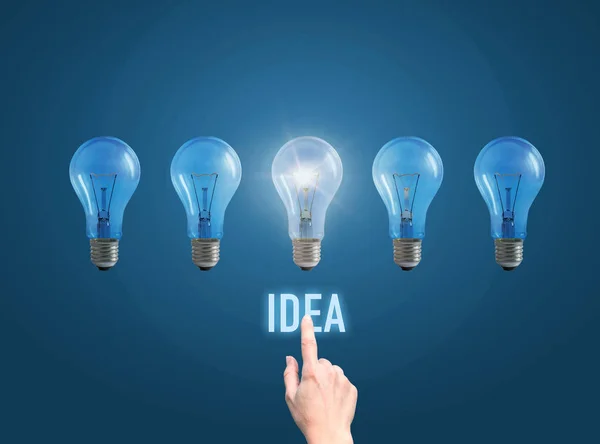 ビジネスマンの手考え、ボタンをクリックしてランプが点灯します。ビジネス アイデアの概念. — ストック写真