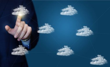 İşadamı tıklama verileri bulut ağ üzerinde.