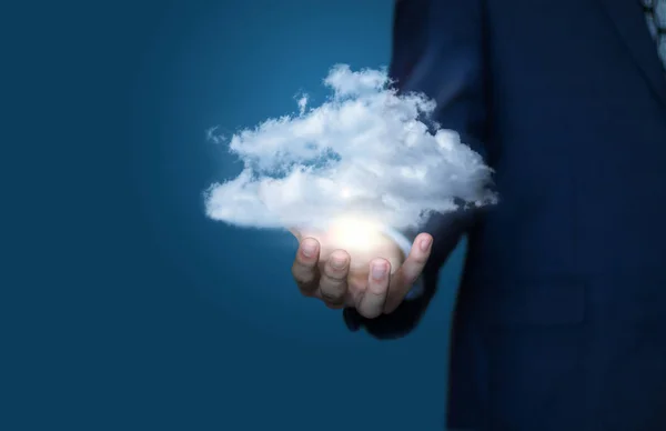 Nuvole a portata di mano. Concetto di cloud storage . — Foto Stock