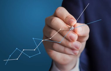 İş adamı bir grafik çizer.