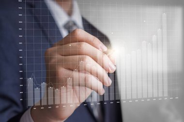 İş adamı bir kar büyüme grafik çizer. Başarılı bir ticaret kavramı.