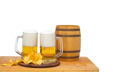 taze bira beyaz bir arka plan üzerinde izole.